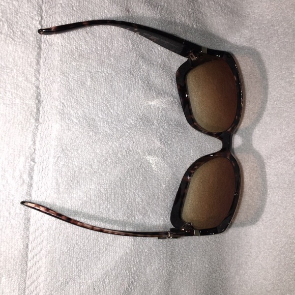 Dolce & Gabbana sunglasses with case - Picture 2 of 5